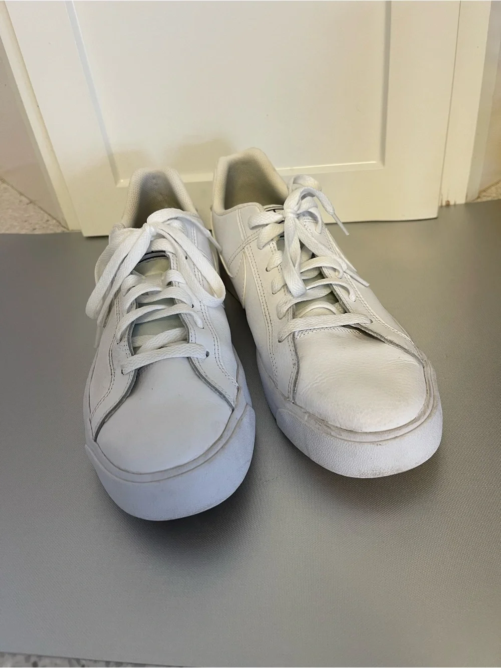 Nike Women’s White Low-Top Leather Sneakers Sz 11